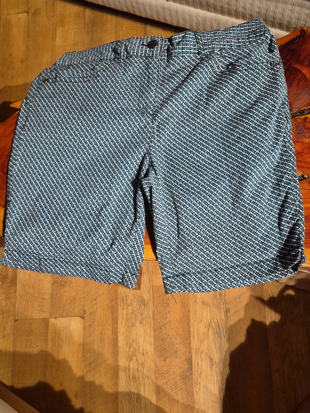 Women's PatternedGolf Shorts in Teal and White